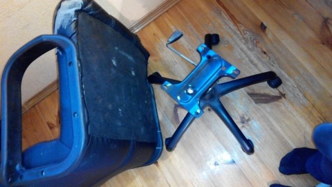 Разборка ремонтируемого офисного кресла 1