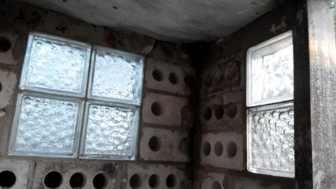 Общий вид на вмурованные оконные блоки в летнем душе - 2