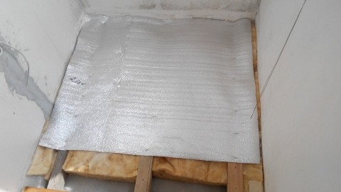 Укладываем фольгированную подкладку на минеральную вату для утепления пола - 1