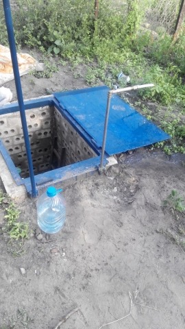 Установили вывод трубы для воды из скважины, а также крышку и завели электричество в яму